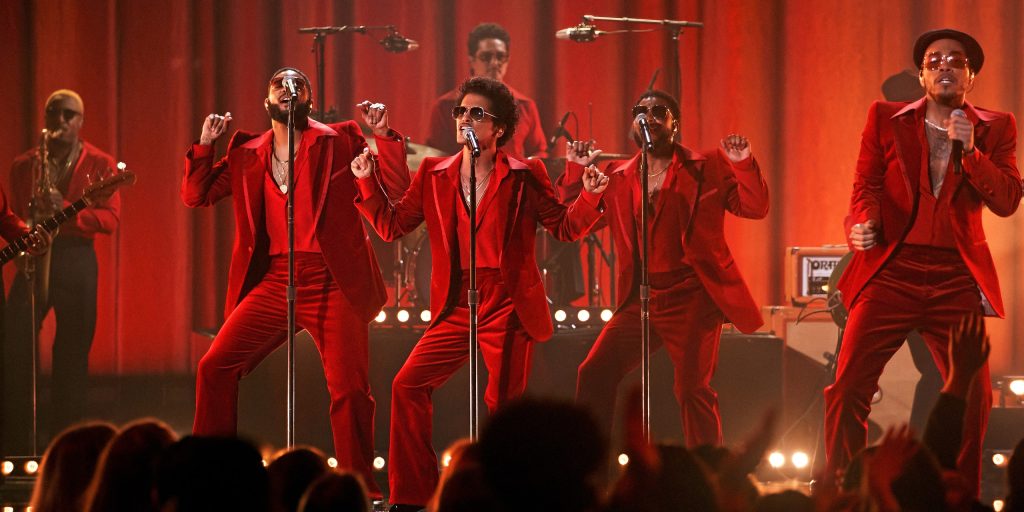 Bruno Mars & Anderson .Paak as Silk Sonic – Smokin Out The Window (LIVE American Music Awards 2021)