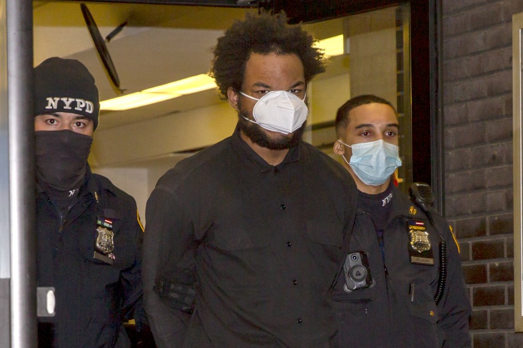 Homeless man mugs good Samaritan who gave him a coat on NYC&nbsp;sidewalk￼