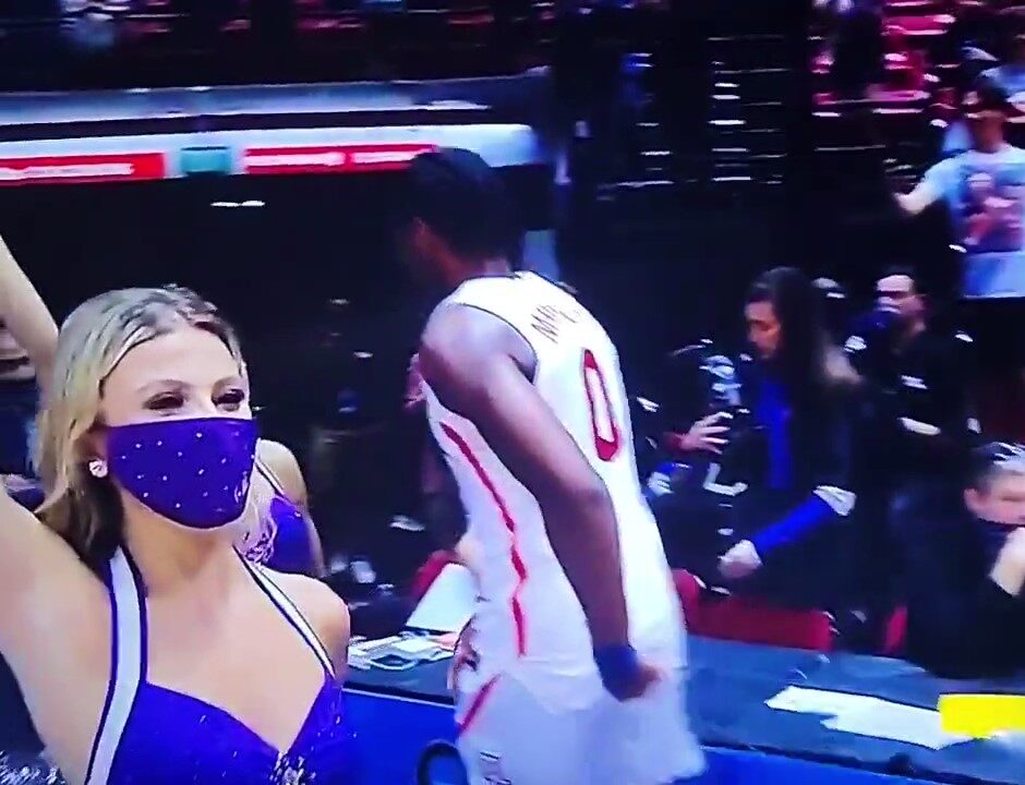 Viral cheerleader chest-touch video turning into March Madness controversy