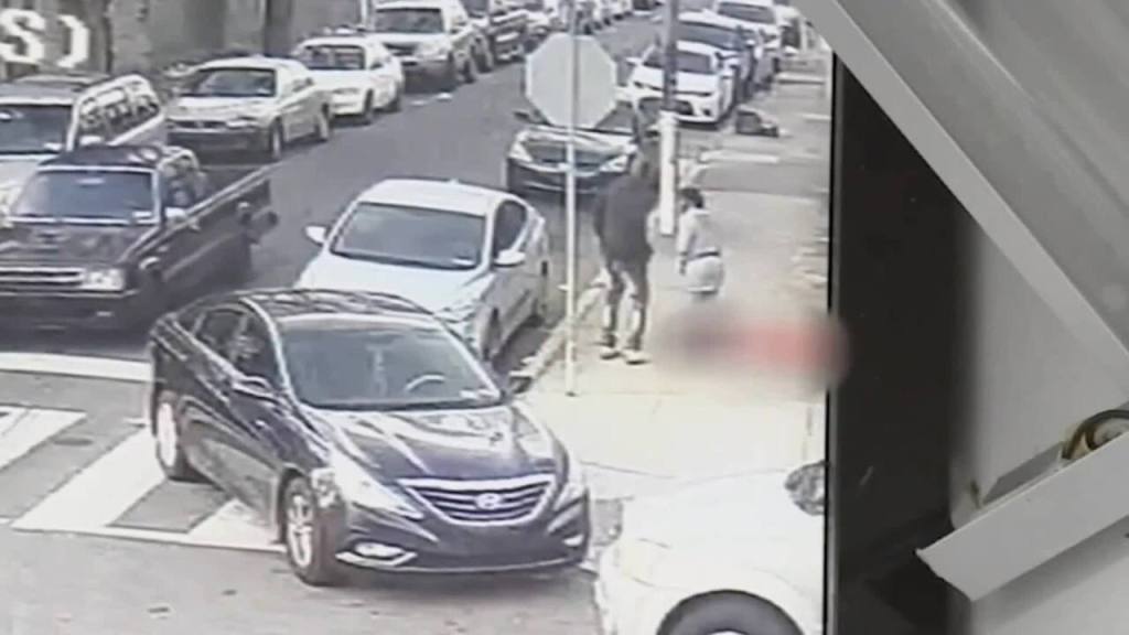 WTH!! Two people caught on video going through pockets of man who was dying after being&nbsp;shot…￼