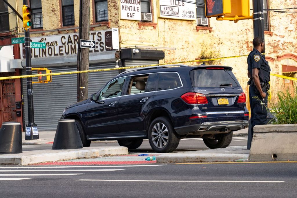 Video shows Mercedes driver fatally shooting man in the Bronx…