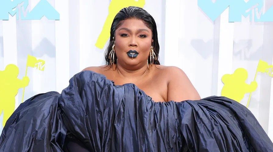 Lizzo Performs “About Damn Time” / “2 Be Loved (Am I Ready)” | 2022 VMAs