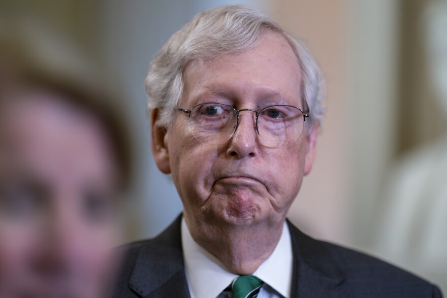 Sen. Mitch McConnell appears to freeze again at a Kentucky&nbsp;event