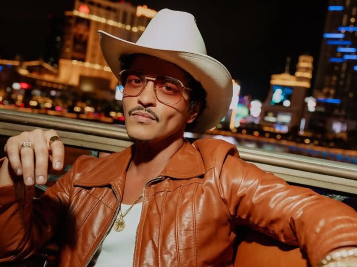 Bruno leans all the way into&nbsp;love!